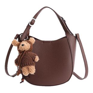 高级感复古小包包女2026新款时尚百搭斜挎包超火手提水桶包小拎包