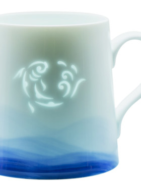 山水间鱼跃青花手绘玲珑马克杯