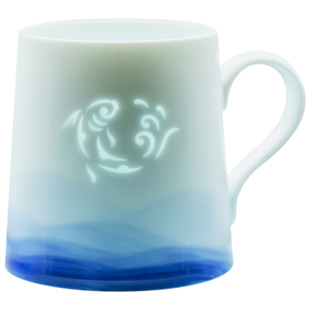 山水间鱼跃青花手绘玲珑陶瓷办公马克杯带盖锦鲤茶杯定制创意礼物