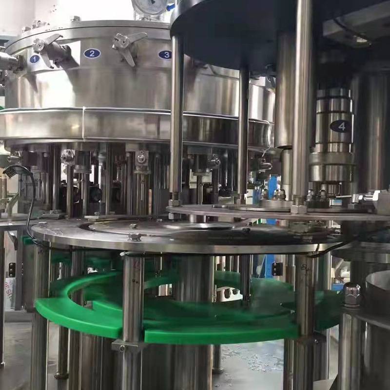 全自动液体碳酸饮料灌装机 含气瓶装水饮料三合一灌装机饮料设备