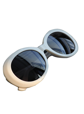 奶白色框椭圆墨镜复古高级感海边