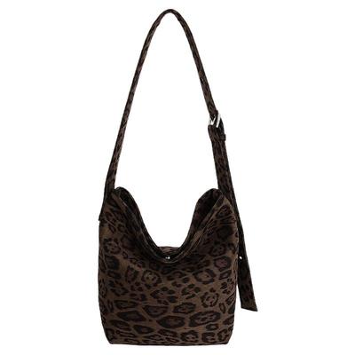 秋冬季小众豹纹包包女2025新款通勤百搭复古麂皮绒单肩斜挎水桶包