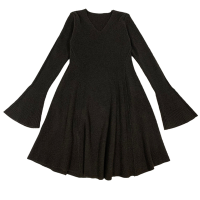 浅白色喇叭袖针织连衣裙女秋冬季