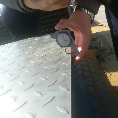 山东花纹板 扁豆花纹板 镀锌花纹板 3.0*1250 防滑钢板