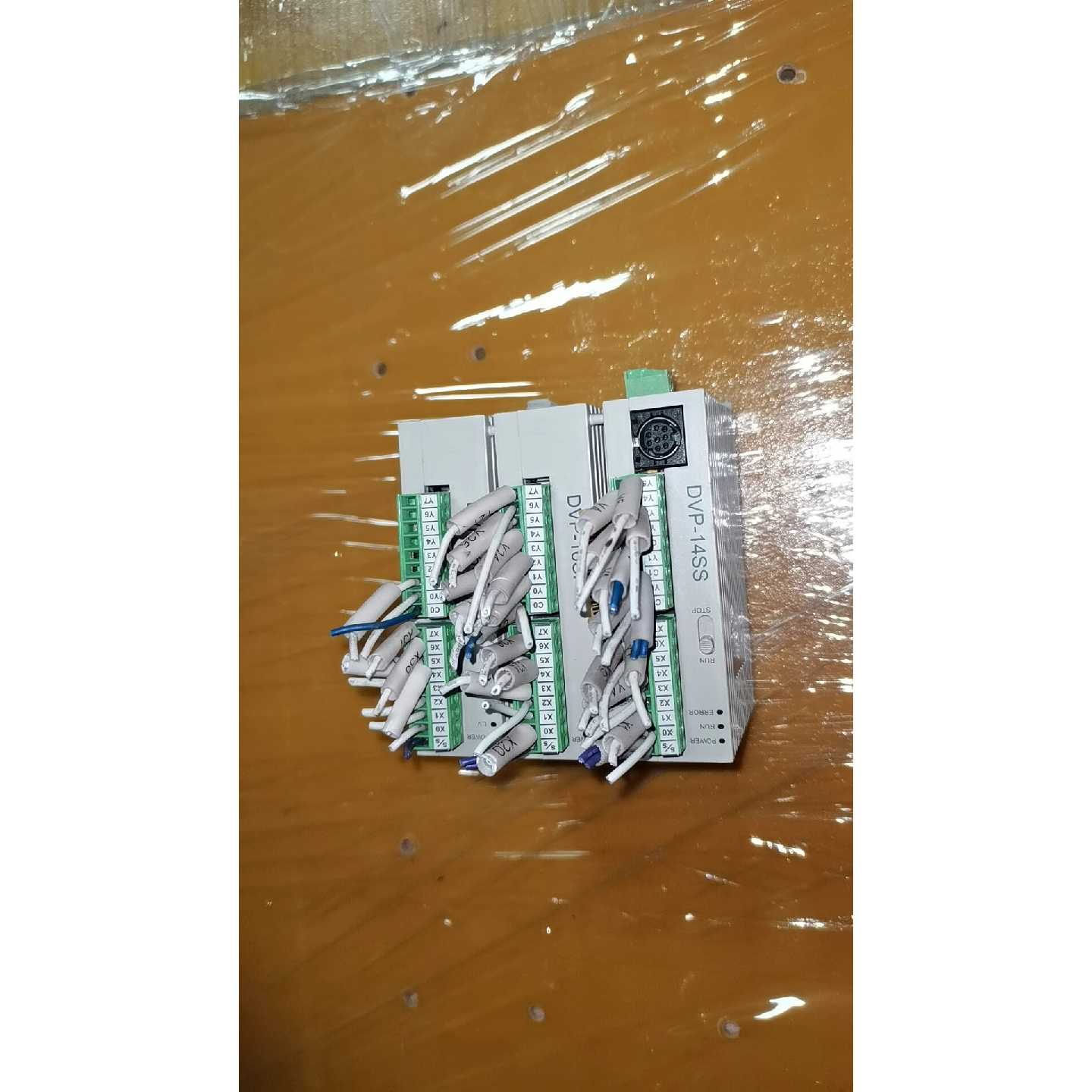 议价台达PLC     DVP14SS11R2一组，带两个模块，