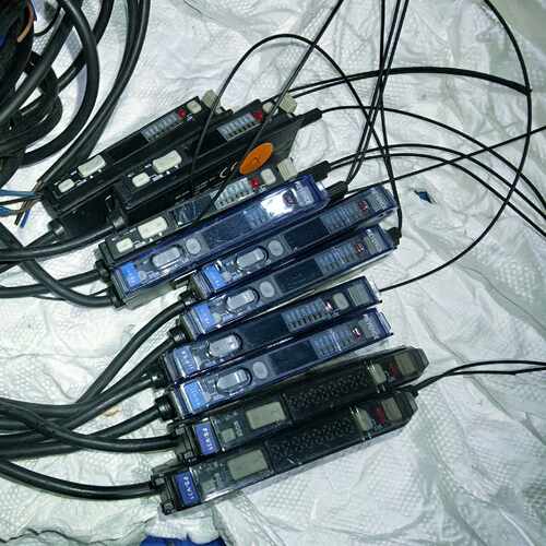 询价-基恩士光纤放大器FSV11共8个有3没盖板1个没固定卡扣可维修