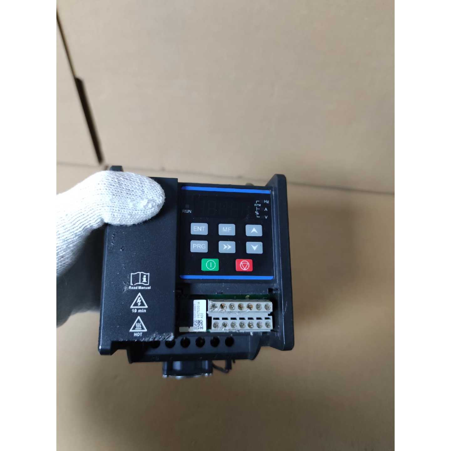议价-华远1.5KW变频器,型号M1-2S0015-B,220
