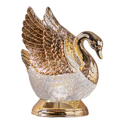 天鹅音乐盒自动飘雪梦幻灯光摆件