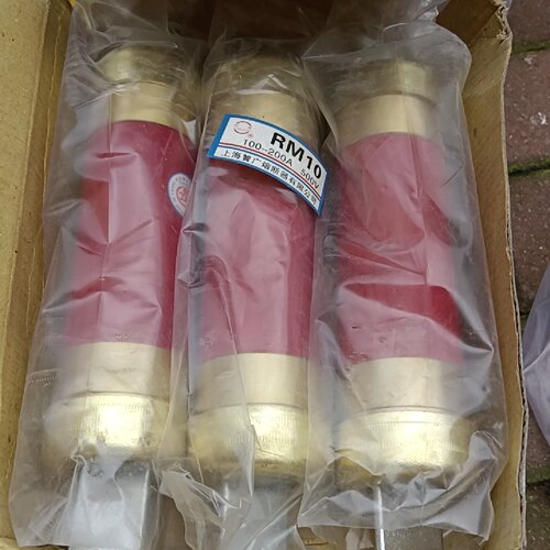 询价下单RM10?100?200A 老式熔断器熔管，全新老库存，3只