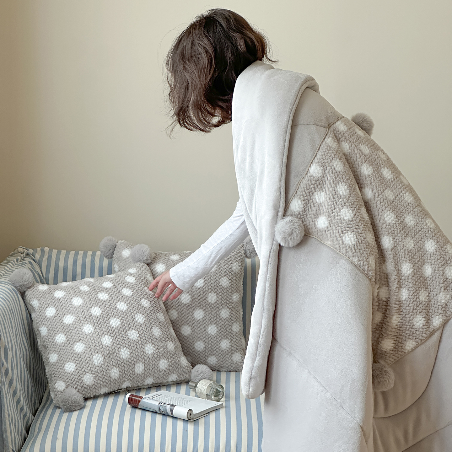 波点 防静电 抱枕被子两用二合一车用加厚午睡枕头被沙发客厅靠枕