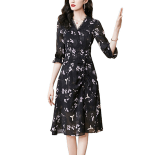 黑色V领雪纺连衣裙女2026年春装新款蕾丝名媛气质收腰碎花a字裙子