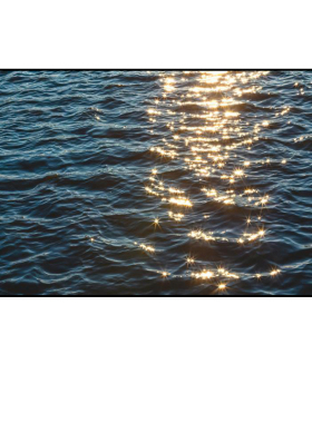 蓝色平静大海水面波光粼粼挂墙画