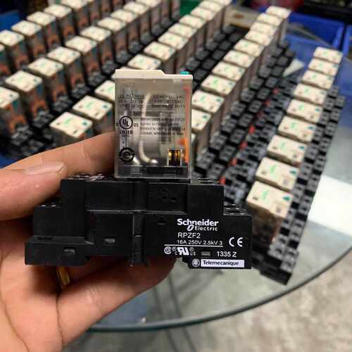 议价原装施耐德继电器RPZF2、RPM22BD，几乎全新，底座齐维修
