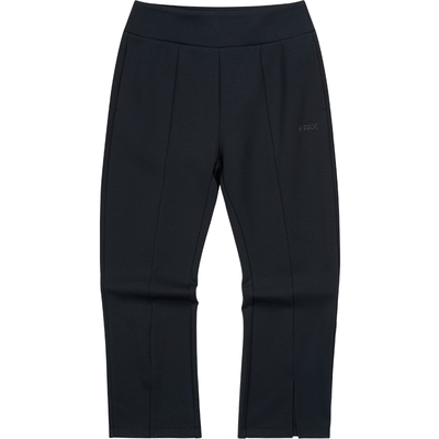 修身版型结合微喇裤口，修饰腿型