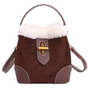 精致超火小众麂皮绒包包女2025新款时尚百搭斜挎包迷你手提水桶包