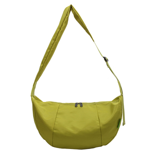 大绿帆布包女2026新款轻便旅游骑行背包休闲饺子包运动健身斜挎包