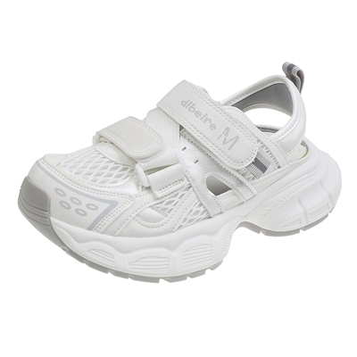 今年流行的魔术贴运动凉鞋老爹鞋