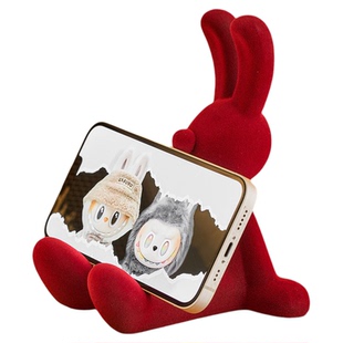 红色植绒兔子坐姿摆件可爱桌面手机支架轻奢高档办公室工位装饰品