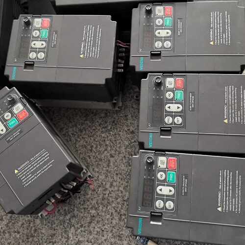 询伟创变频器AC60-T3-1R5G/2R2P装柜成色，功能包