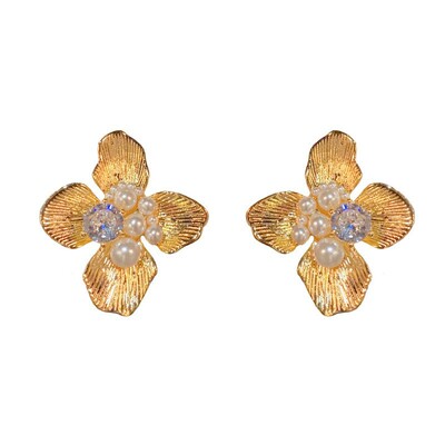 18K金花瓣珍珠耳钉设计感轻奢