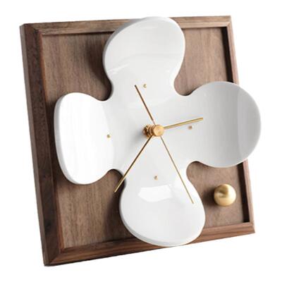 虚室杂陈可爱花朵立钟