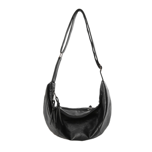 韩系软皮防水饺子包慵懒风单肩斜挎包大容量休闲通勤男女时尚大包