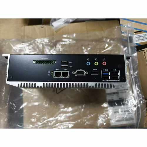 一台工控机ARK-2121F，。配有丰富接口