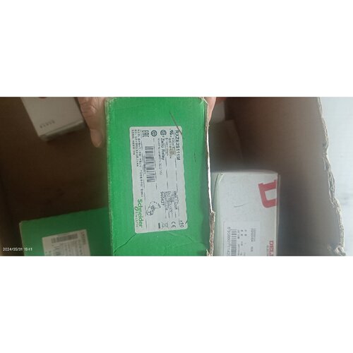 施耐德继电器底座RXZE2S111M库存8只全新原装