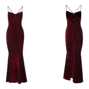 圣诞年会穿搭红色丝绒露背吊带连衣裙女秋冬高级感生日宴会礼服裙