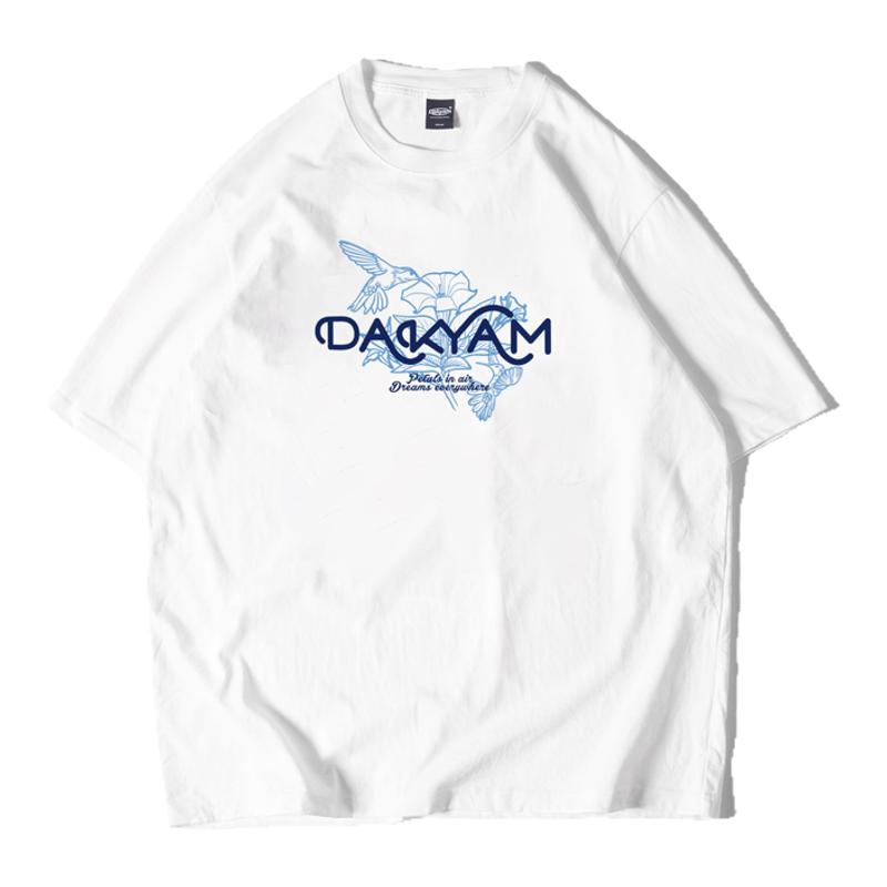 DAKYAM(达人) 2025S/S Dreams in Flight 曼陀罗花蜂鸟文字TEE恤