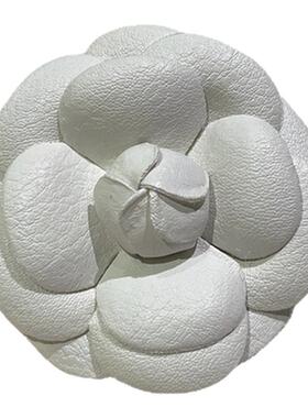 2026夏日小香风PU皮质山茶花胸针白色叠戴撞色胸花背心裙子别针