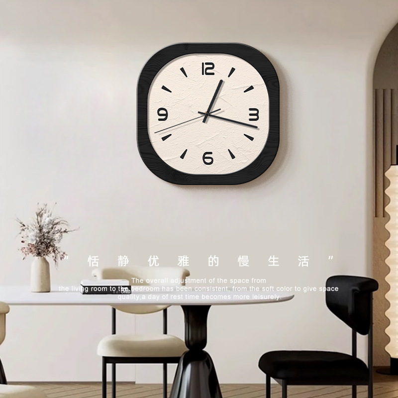 现代简约餐厅挂钟黑白高级感客厅钟表挂墙创意餐桌背景墙静音时钟