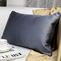 Подушка с темно -синей мышечной талией