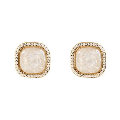 港味敲浓的细闪白色方糖贝壳耳钉