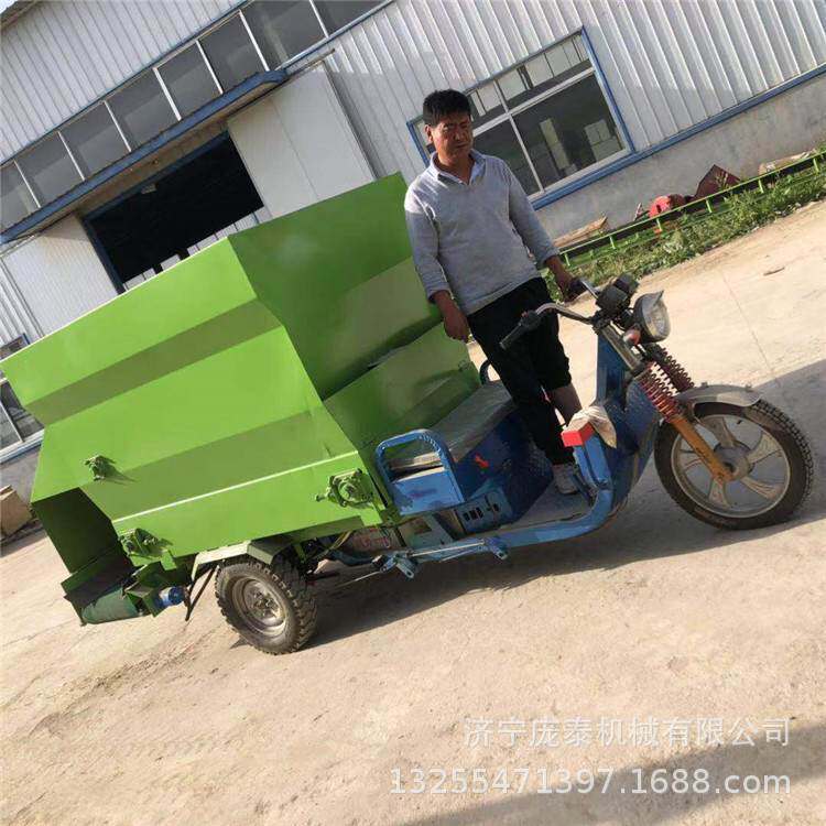 牛羊草料撒料车电动液压刮板式撒草机养殖场自动喂料车喂牛上料机