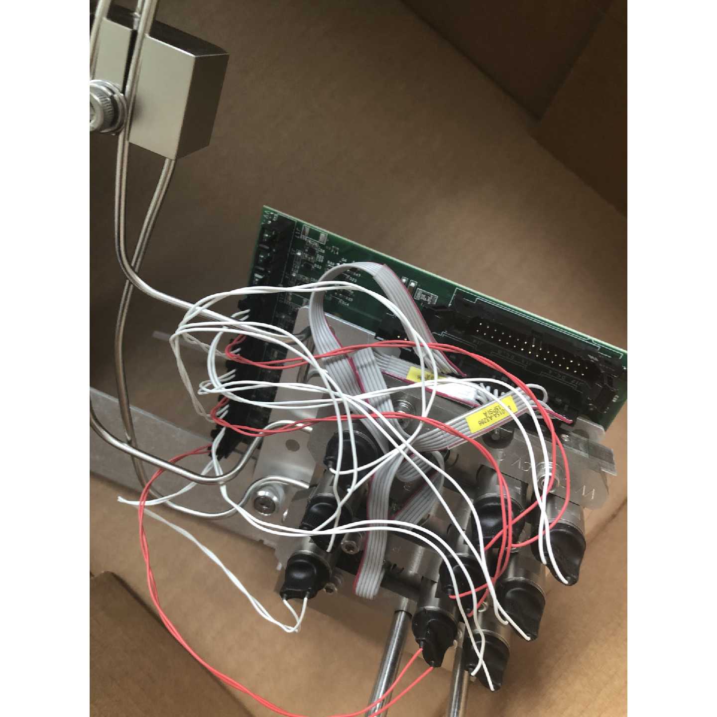 议价一套实验室设备包含拆机的电子控制装置内含电路板和其他维修图片