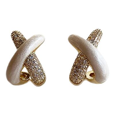 白色交叉耳钉修饰脸型显气质轻盈