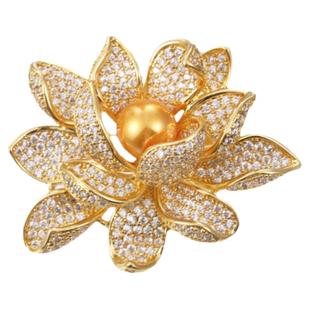 高档合金水钻珍珠莲花胸针女服装百搭胸花时尚固定防走光别针配饰