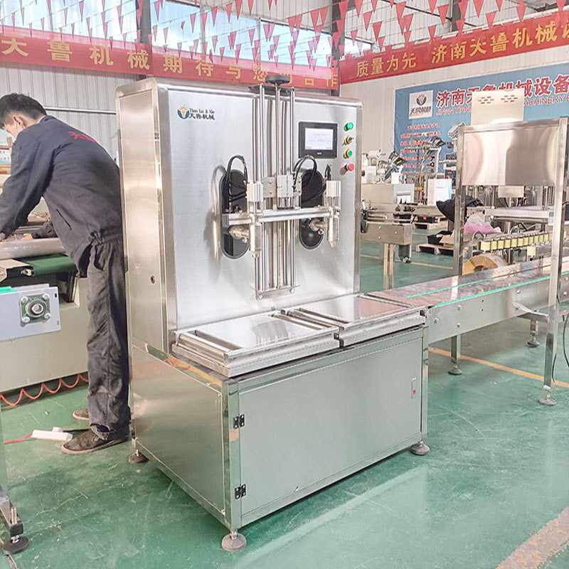 液体自动灌装机 济南天鲁肥料自动灌装压盖机 食用油称重灌装机