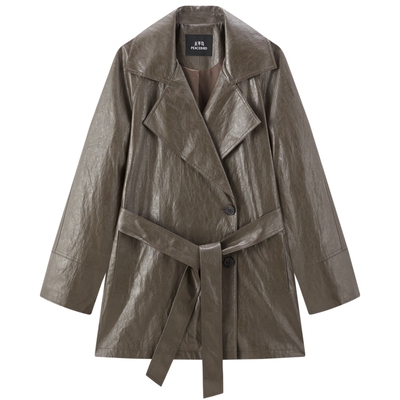 太平鸟棕色金属丝PU皮衣女风衣式领型束腰一手长高智感外套女