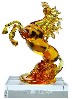 琉璃水晶马的吉祥物平步青云摆件