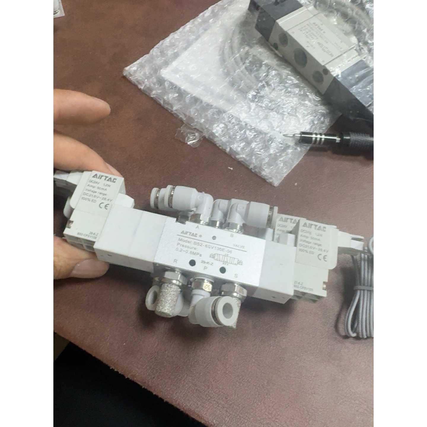 议价几乎全新亚德客AIRTAC电磁阀,型号B52-6SV130E