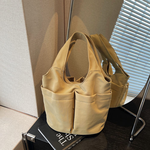 2025新款韩系简约大容量百搭多口袋手提包女通勤小众托特包菜篮子