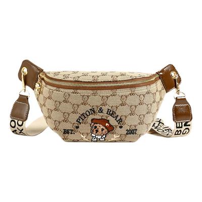 北包包宽肩带小熊刺绣胸包