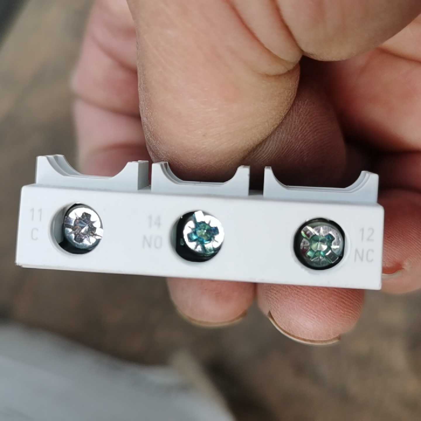 议价西门子辅助开关,一盒10个,一盒200,有感兴趣的们联系
