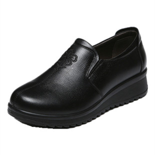 加肥脚胖妈妈单鞋44特大码防滑软底中年人女鞋43平底宽头牛皮鞋42