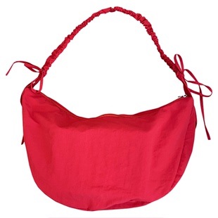 韩系褶皱抽绳斜挎牛角云朵包百搭多巴胺健身包大容量尼龙通勤包