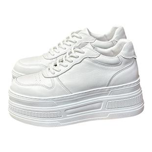 配阔腿裤的小白鞋轻便厚底内增高8-10cm真皮2025新款小个子松糕鞋