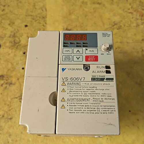 安川变频器 CIMR-V7AT22P2  2.2KW，380