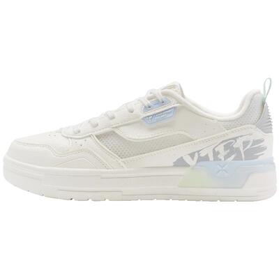 特步百搭透气网面板鞋